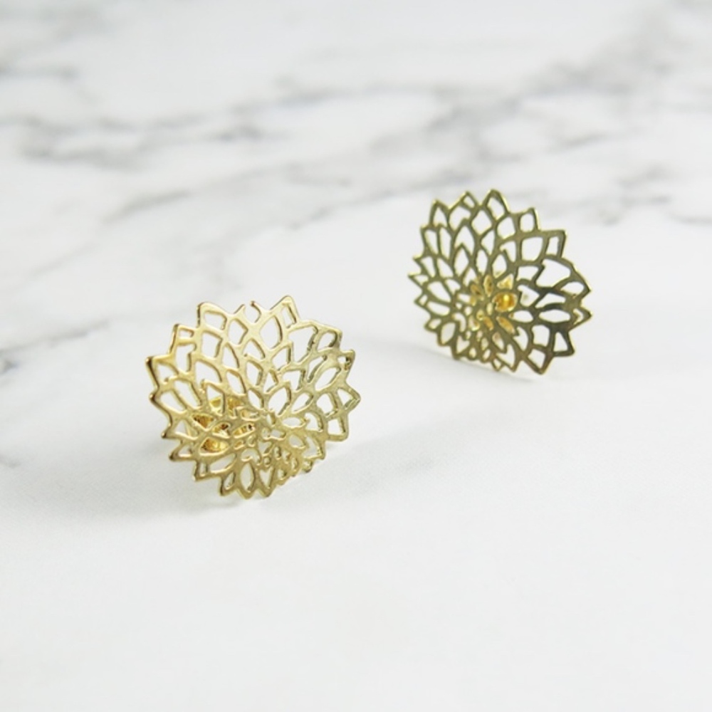 Delicate Charming Gold Flower Earrings